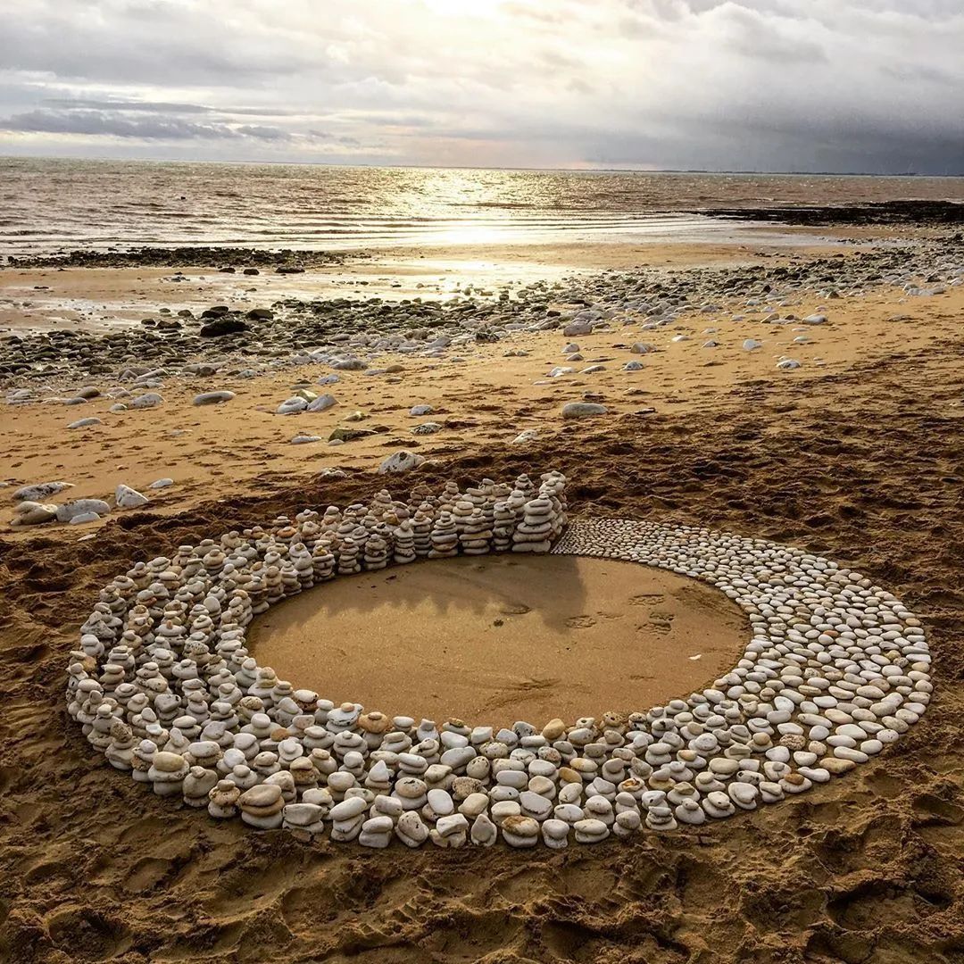 地景艺术又名大地艺术,英文一般称为"land art,earthworks 或 earth