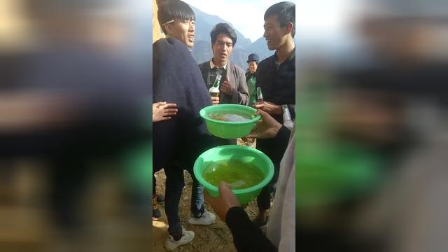 大凉山的新郎啤酒用盆剩