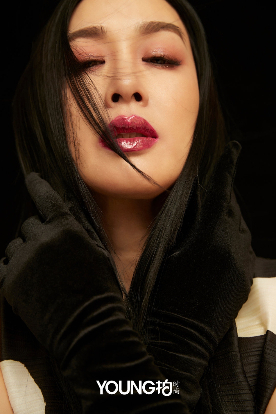 49岁钟丽缇露美背显性感魅力 烈焰红唇女王范十足