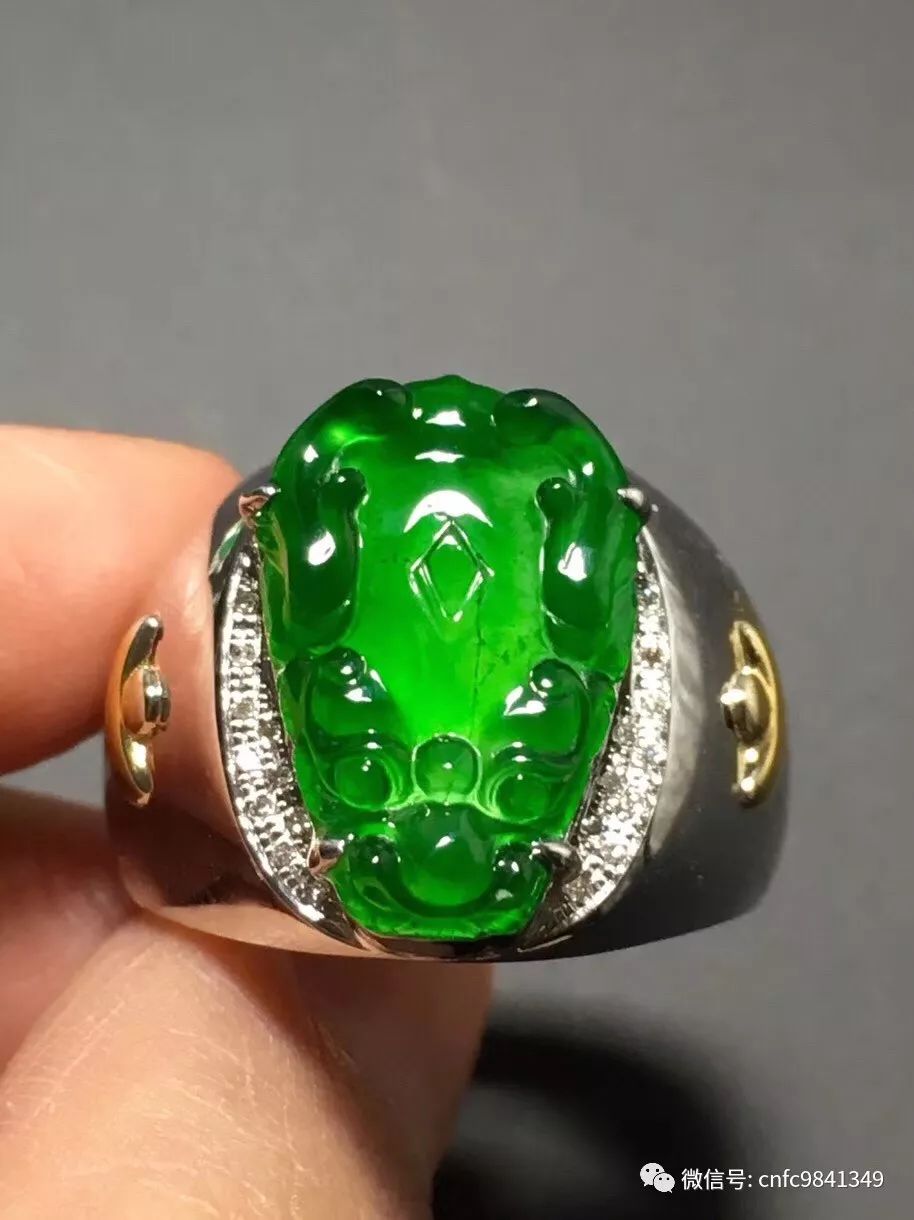 翡翠欣赏丨冰种辣绿佛公吊坠37500元