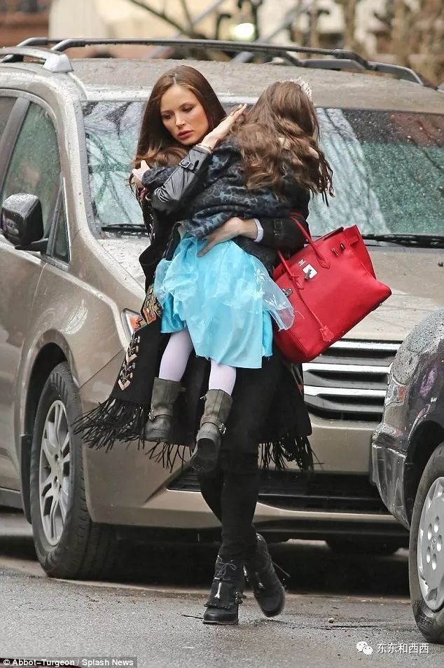 她的朋友说,很多场晚宴的八卦时间里,大家都说"乔治娜肯定知道",好像