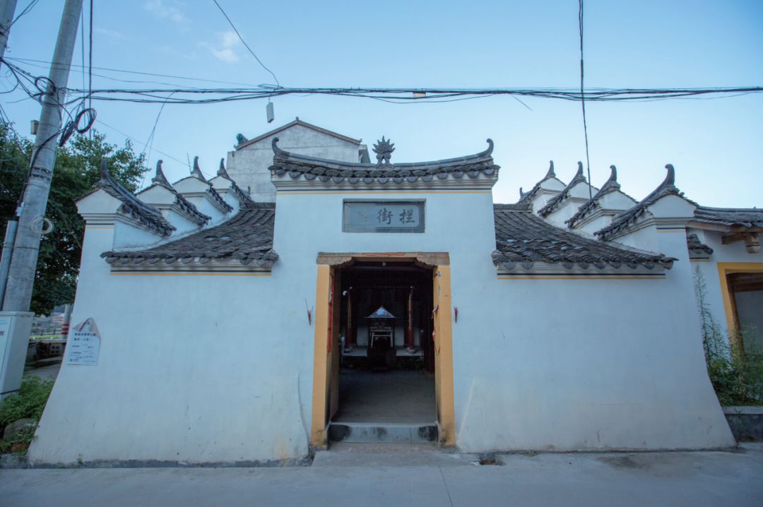 "大岗山村福兴寺"99石塘镇大岗山村庵下,脊梁上墨书清嘉庆二十四年