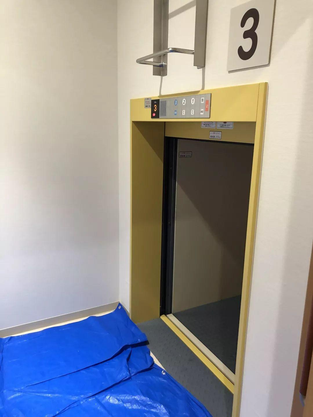 园项目内除设有老人日常使用的客梯外,还独立设置一个小型的污物电梯