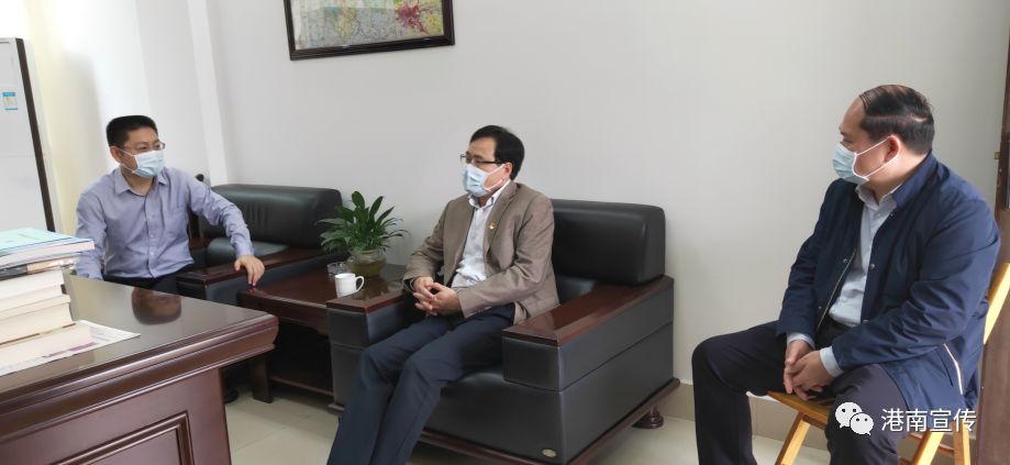 在嘉龙海杰电子科技有限公司厂区及生产车间,秦金敏详细检查安全防护