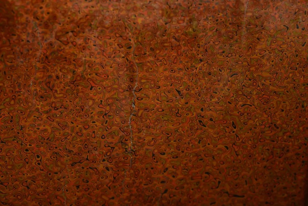 赤,黑三色填入,纹理常似犀牛皮,虎皮,所以又常被称作"犀皮"或"虎皮漆"