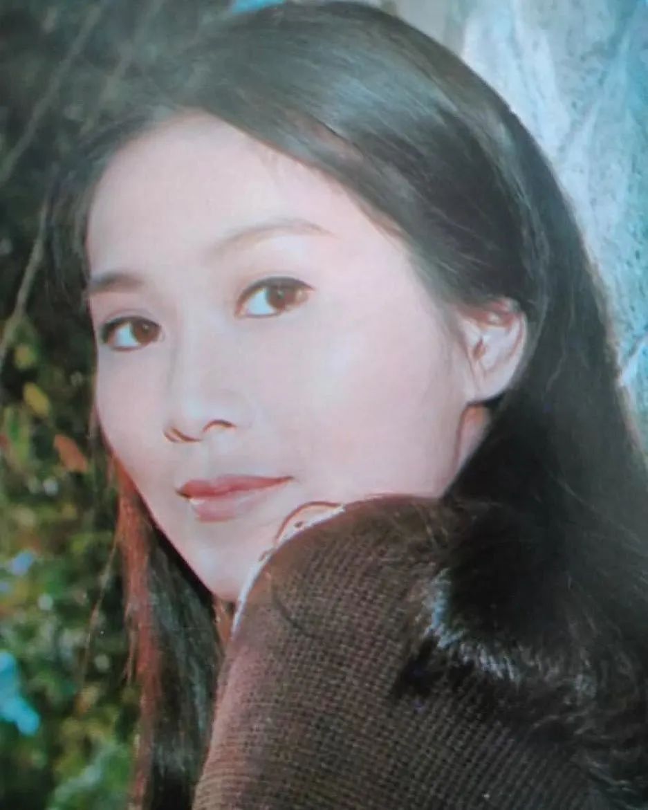 李司棋晒旧照称自己都未见过网民大赞靓女似陈法拉