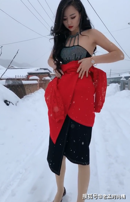 美女也刹那间穿上红色的衣服,整个人在雪地里也非常的性感并且黑色的