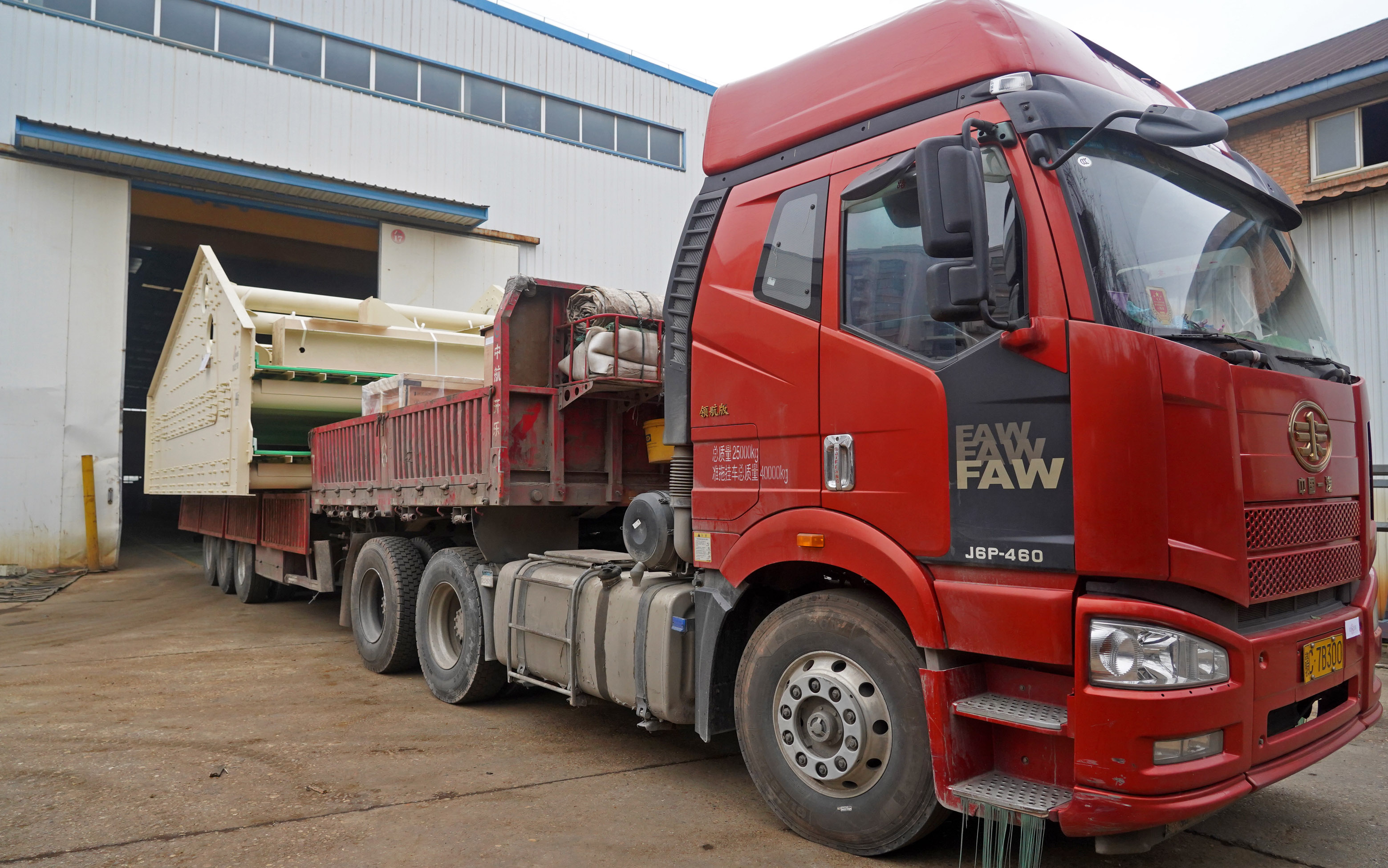 2月27日,装载着出口筛分机设备的货车驶出工厂.