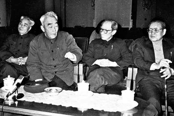 十二兵团司令官黄维的妻子以美貌著称苦等黄维27年后患精神病