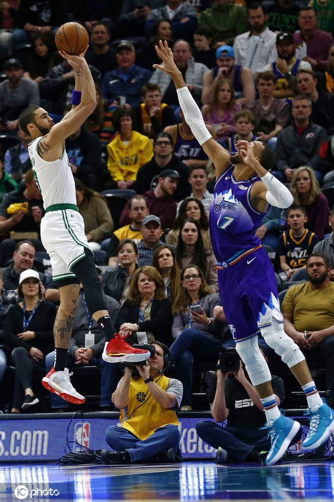 高清图:绿军胜爵士 塔图姆后仰跳投米切尔劈扣