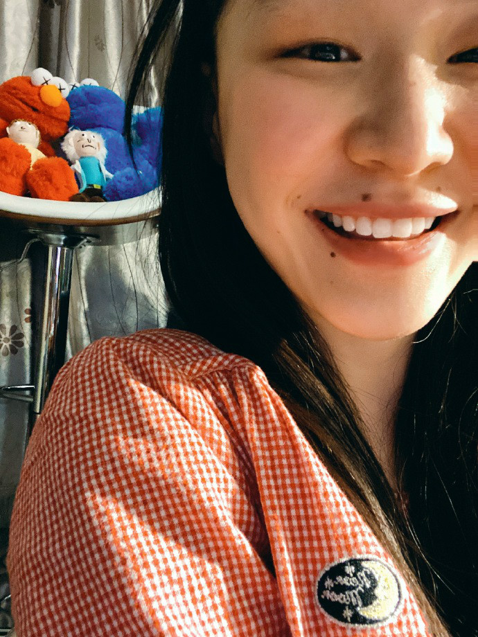 原创表情包女神金靖瘦了自信穿格子衫怼脸拍嘴角痦子却有点尴