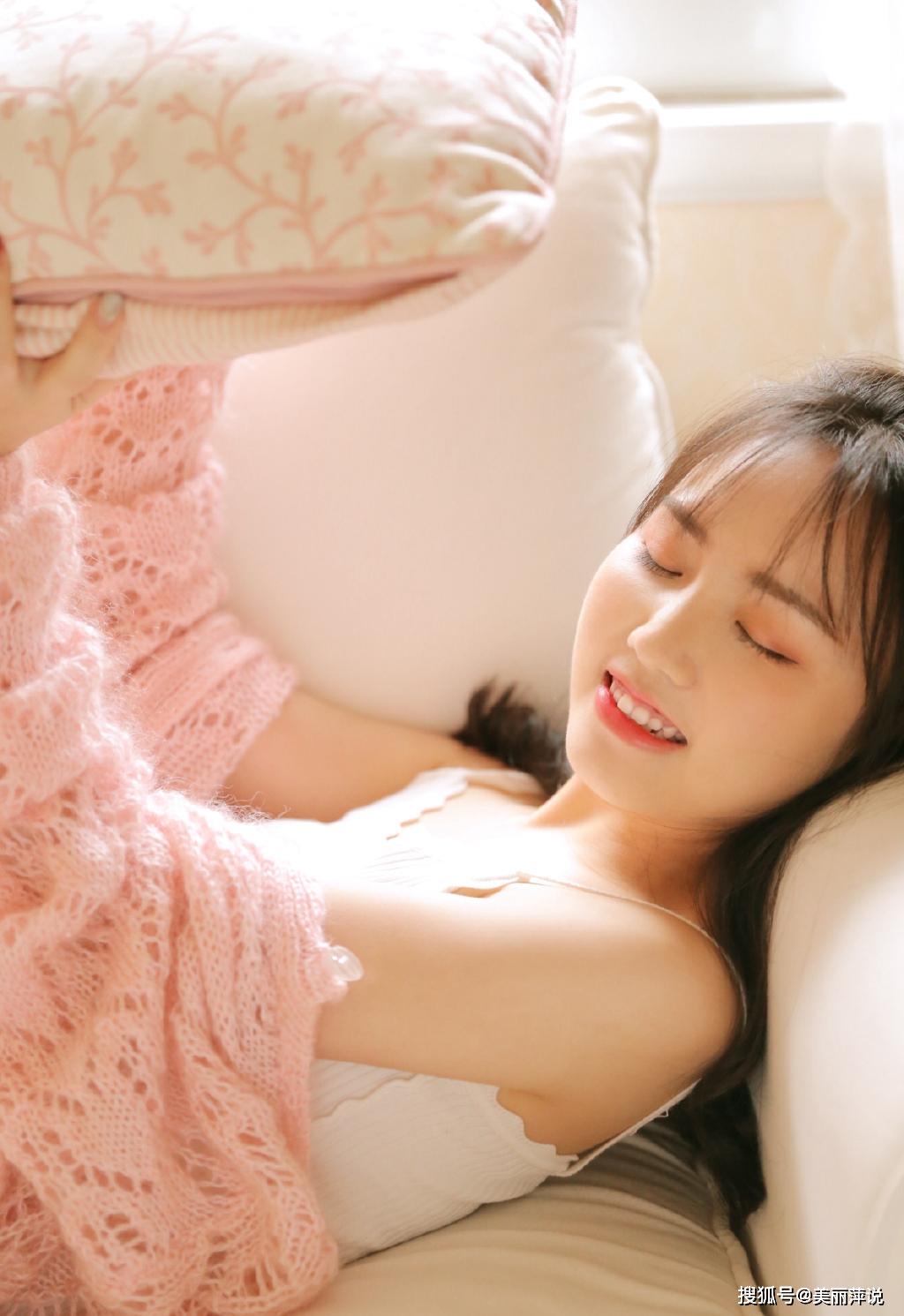 美女街拍:草莓味美女性感白皙