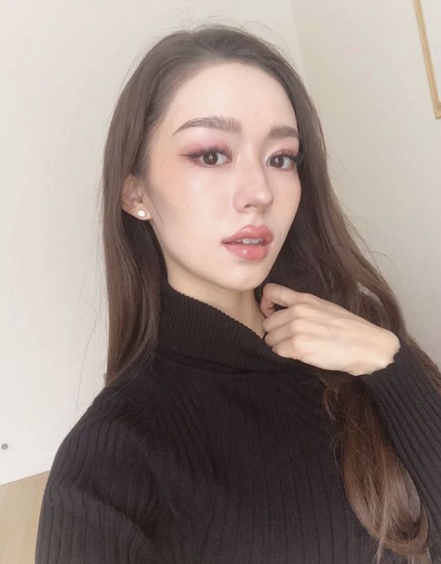 郎朗妻子吉娜化浓妆自拍眉毛突兀发际线粉显眼嘴唇更是夸张