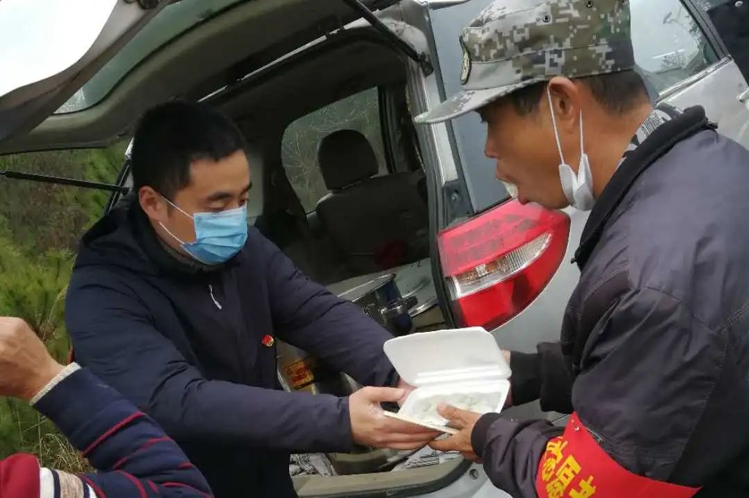 赣州市章贡区水东镇水东村第一书记胡江涛,大年初一就急匆匆赶回村里