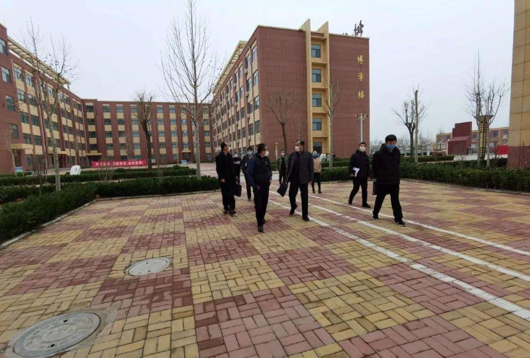 最后,与会人员现场观摩了第七中学开学前的防疫准备工作,并对各项工作