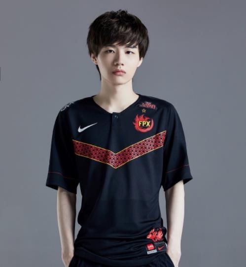 mayumi回答:fpx的辅助刘青松,他非常努力并且打出了成绩证明了自己.