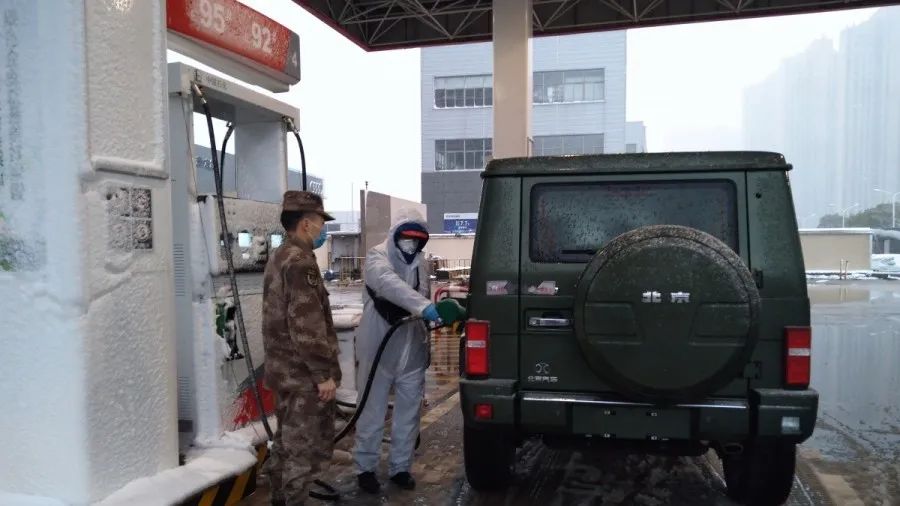 亲人解放军,中国石化为你加油!_军车