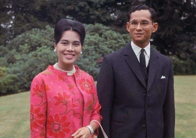 诗丽吉中年出轨男保镖,把自己打扮得更年轻了,二人共享良辰美景