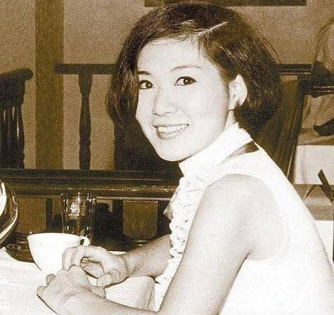 李司棋晒旧照称自己都未见过网民大赞靓女似陈法拉