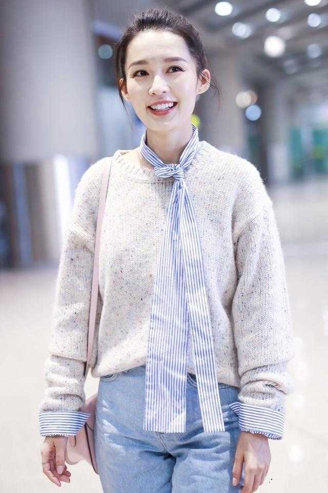 原创李沁高颜值任性,基础款针织衫搭配牛仔裤走机场,意外穿出高级感