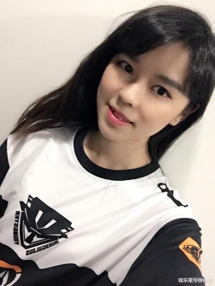 沫子cos九尾妖狐两条奶棒腿实力吸睛男粉看到后不淡定了