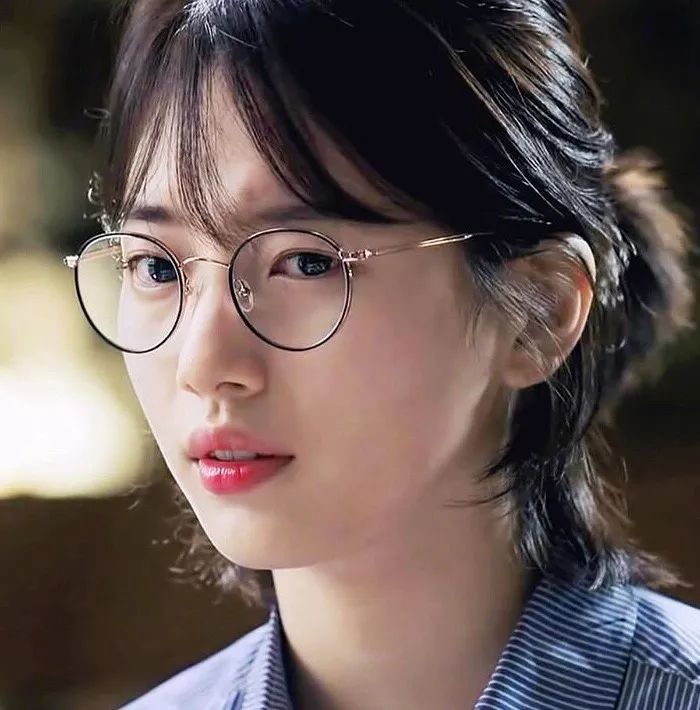 圆形镜框相对会减龄不少,搭配上空气刘海 高马尾,无敌显嫩,forever 18