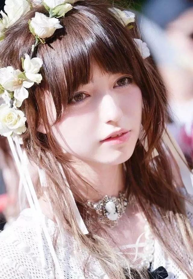 看看她的脸,兼具东西方特质,西方方面,山根高,鼻尖长,颧骨外扩,脸部