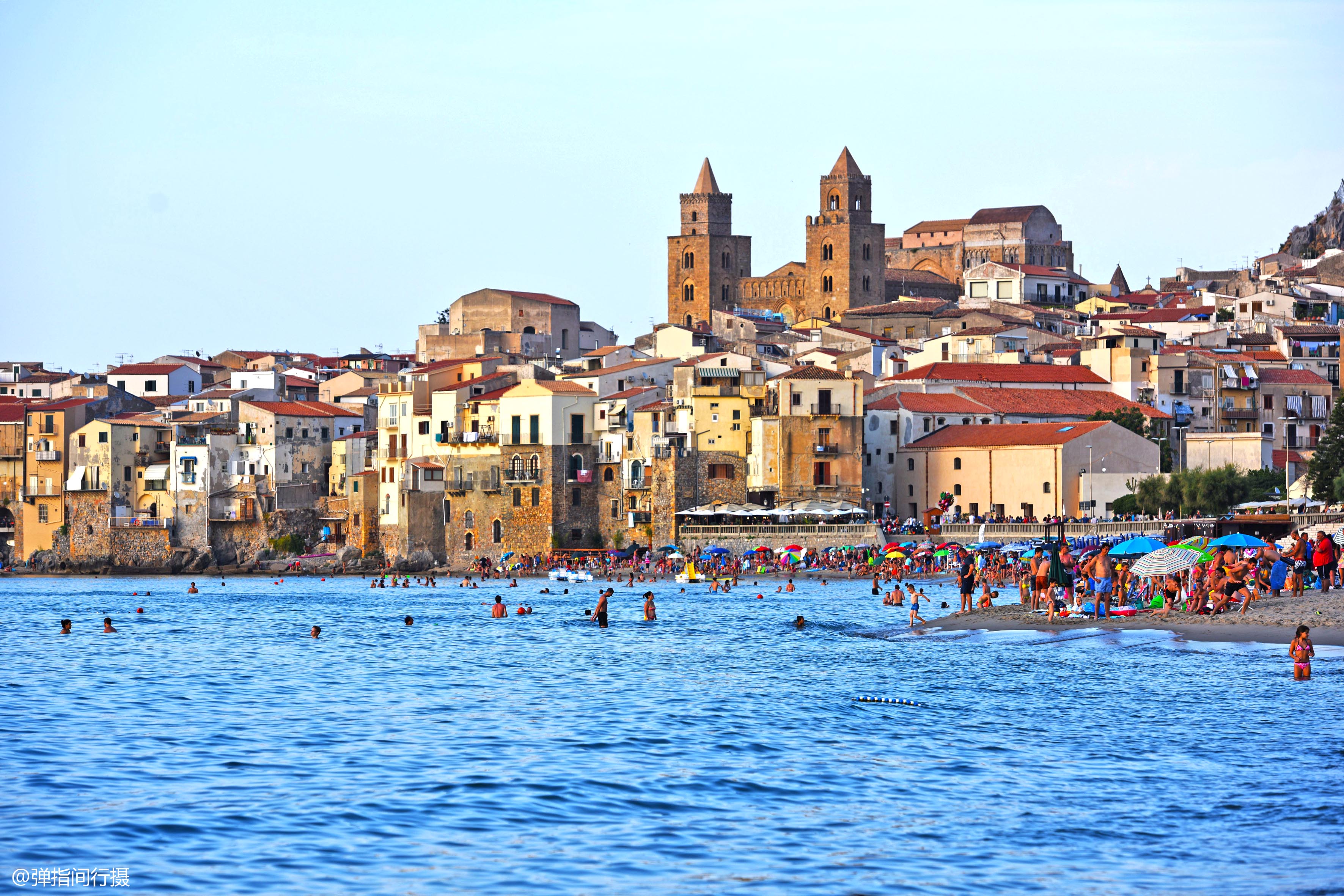 意大利千年小城,面朝大海红蓝相映,是西西里岛最美度假胜地