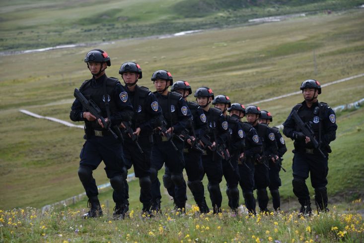 战疫警色召必战战必胜甘孜特警战疫一线尽显雪狼本色