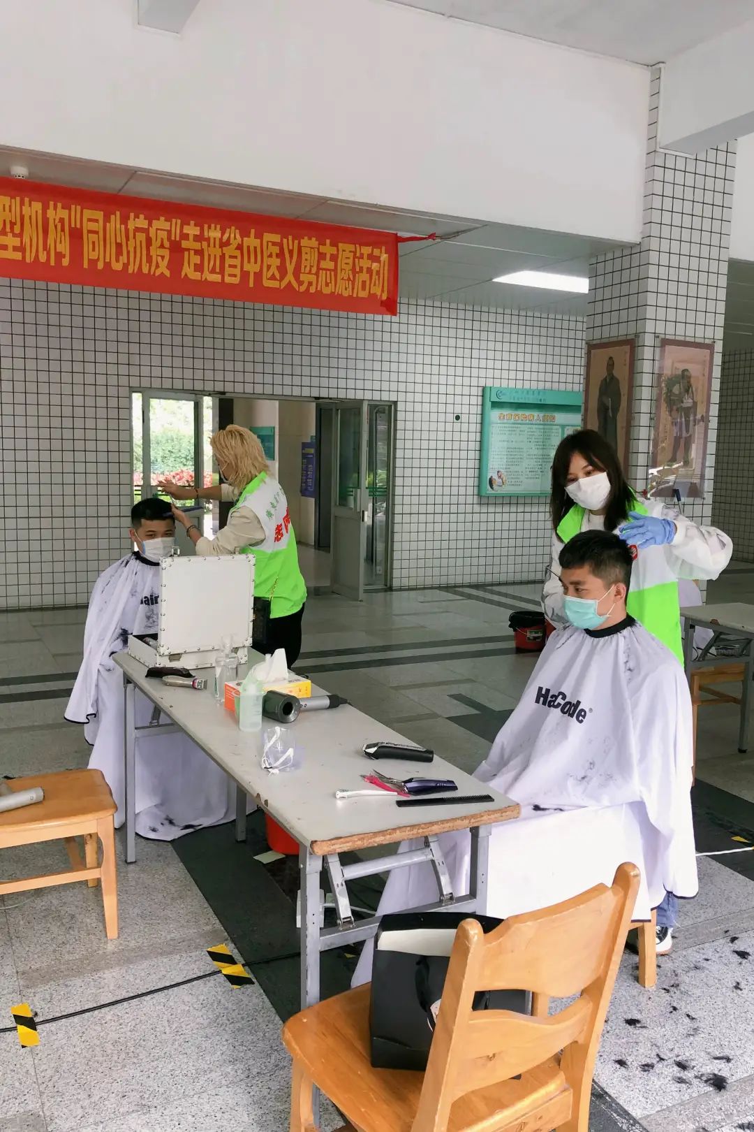  点击图片可查看大图 感动活动结束医护人员完成剪发后顿时精神