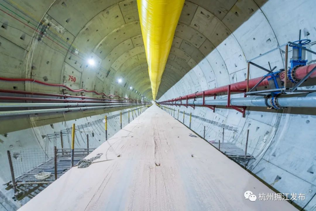 杭州视觉部落周勇 摄再往前走能看到隧道内部两侧分布着各类管路,材料