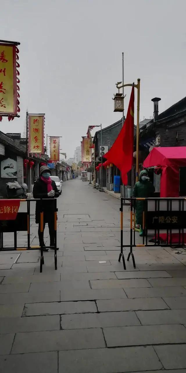 原创扬州老街古巷疫情一级防控实景