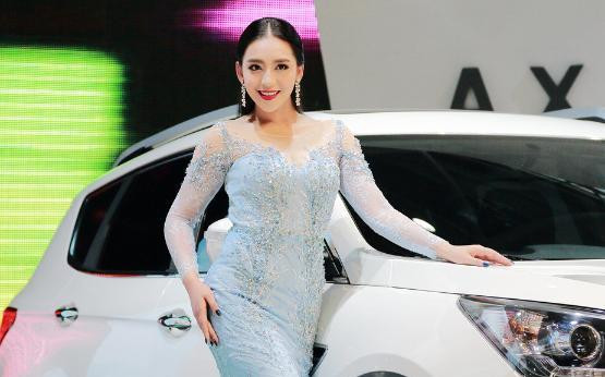 第一车模曹阳颜值不够身材来凑网友车展不是车展了魅惑十足