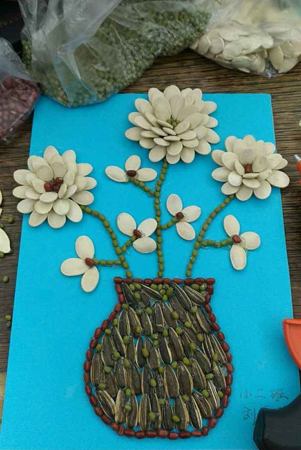 幼儿园手工作业,孩子玩得不亦乐乎,妈妈却头大,网友:谁做的?