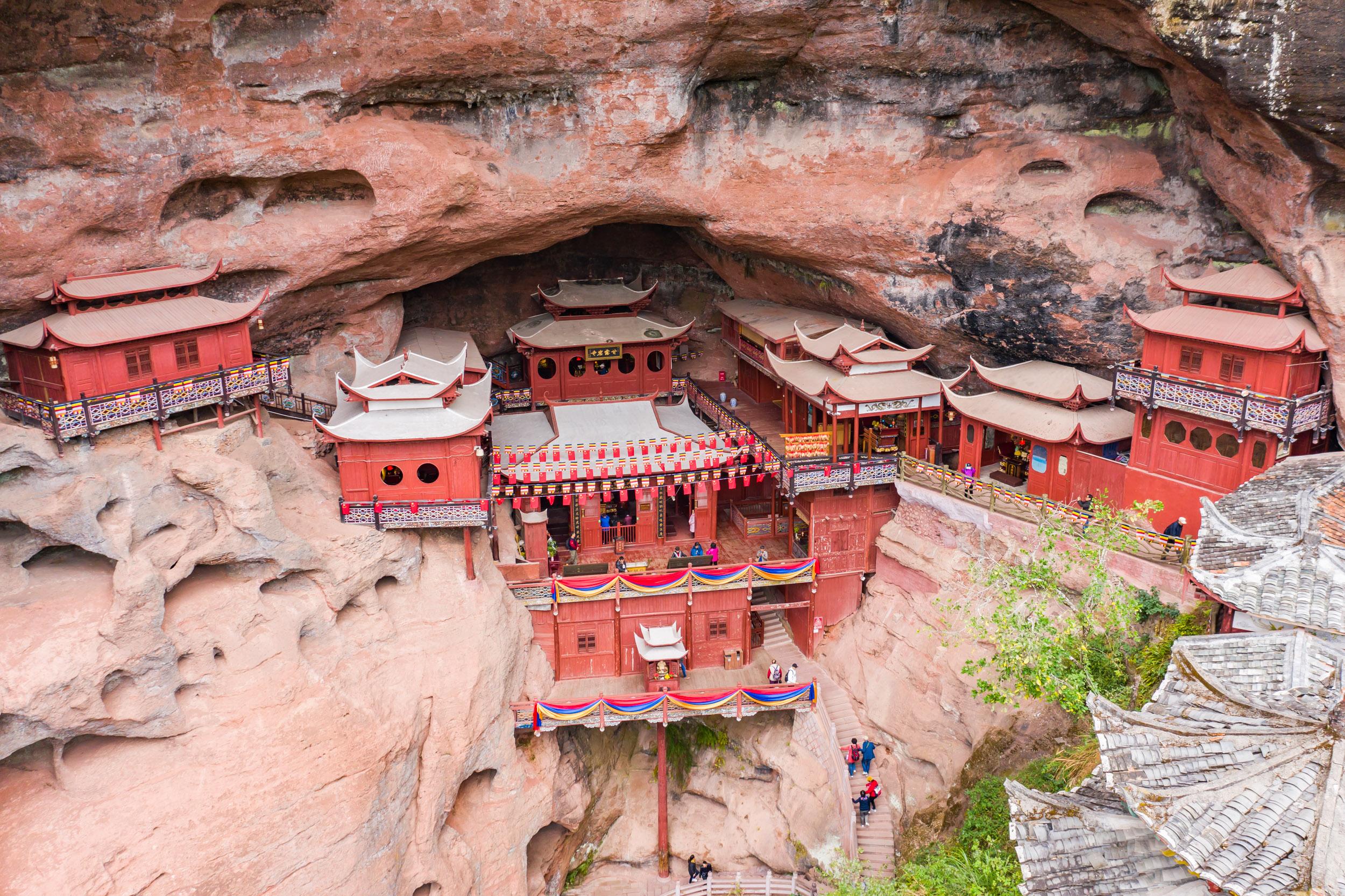 福建大山悬崖发现一天然岩洞,洞中竟悬挂一座楼阁
