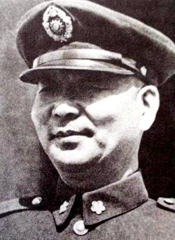 他所属的十二兵团几乎被全歼,最高司令官黄维兵败被俘,只有胡琏与一小