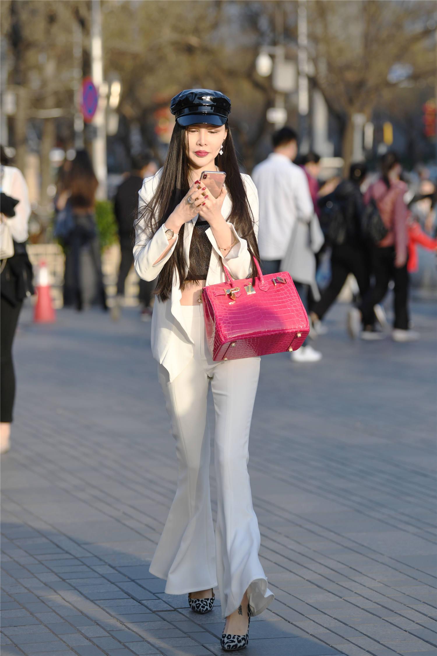 白色喇叭裤,搭配高跟鞋会更好看,也衬托出身材和展现气质