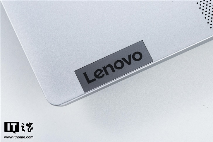 笔记本a面和c面的最右下侧位置,还有金属铭刻的联想英文logo,这两个