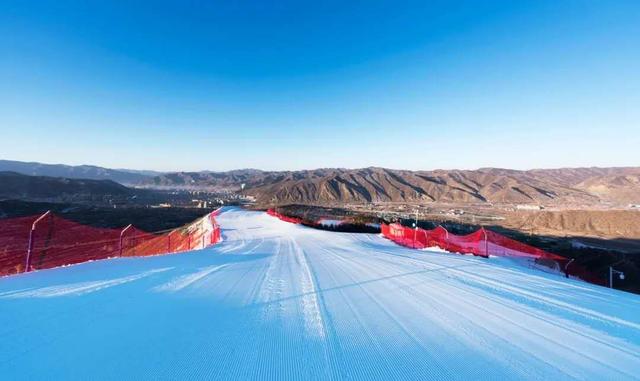 张家口崇礼首批三家滑雪场正式回归开滑
