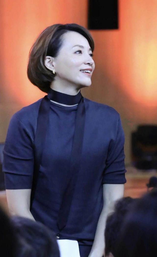 董卿为什么是才女?看她的穿搭就知道,智慧全在衣服里!