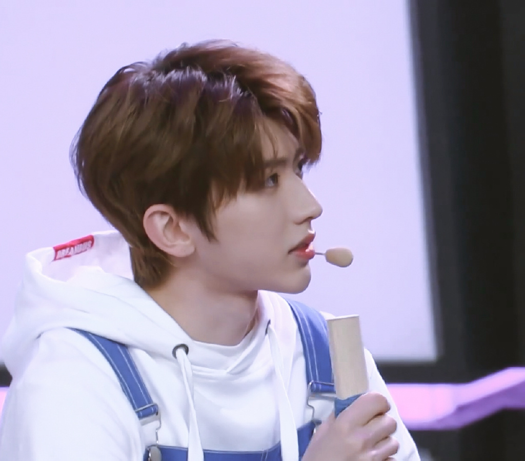 背带裤小坤精致侧脸优越十足 想在坤坤的鼻梁上滑滑梯!