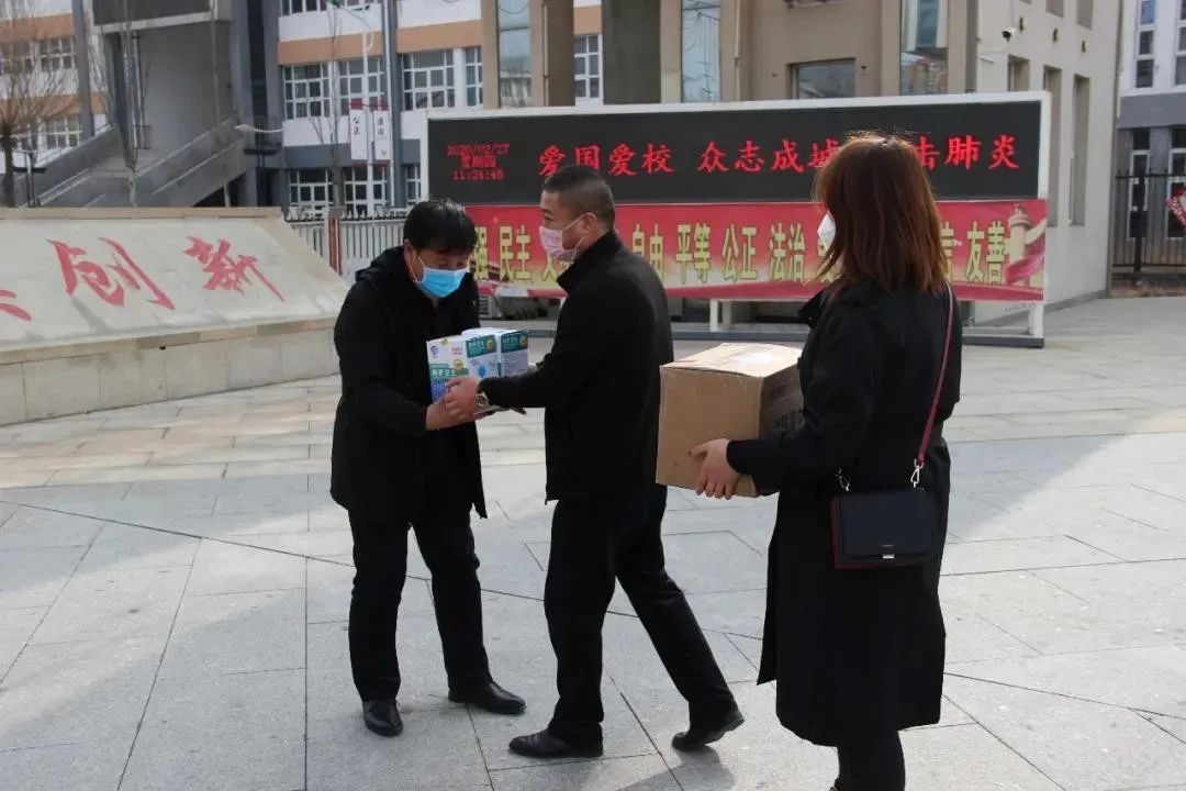 张北县慈善协会向张北一中捐赠防疫物资_杨海龙