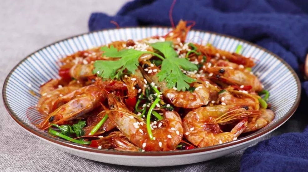 好的对虾虾干,个大肉满,色泽金红,壳薄易剥,虾肉入味,吃起来紧实耐嚼