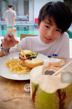 原创张柏芝三子曝近照小儿子黄头发似混血大儿子长发邋遢次子帅气