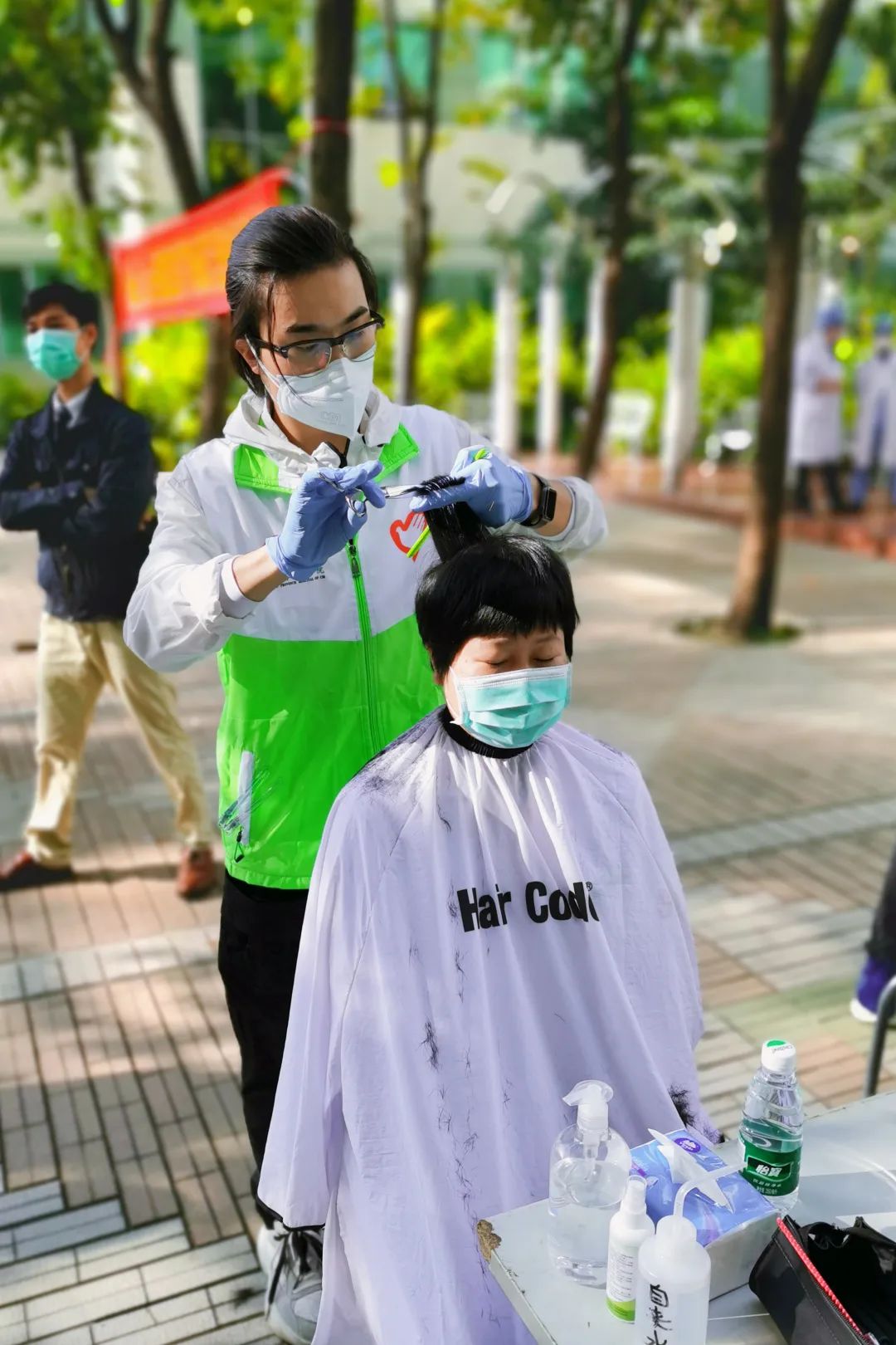  点击图片可查看大图 感动活动结束医护人员完成剪发后顿时