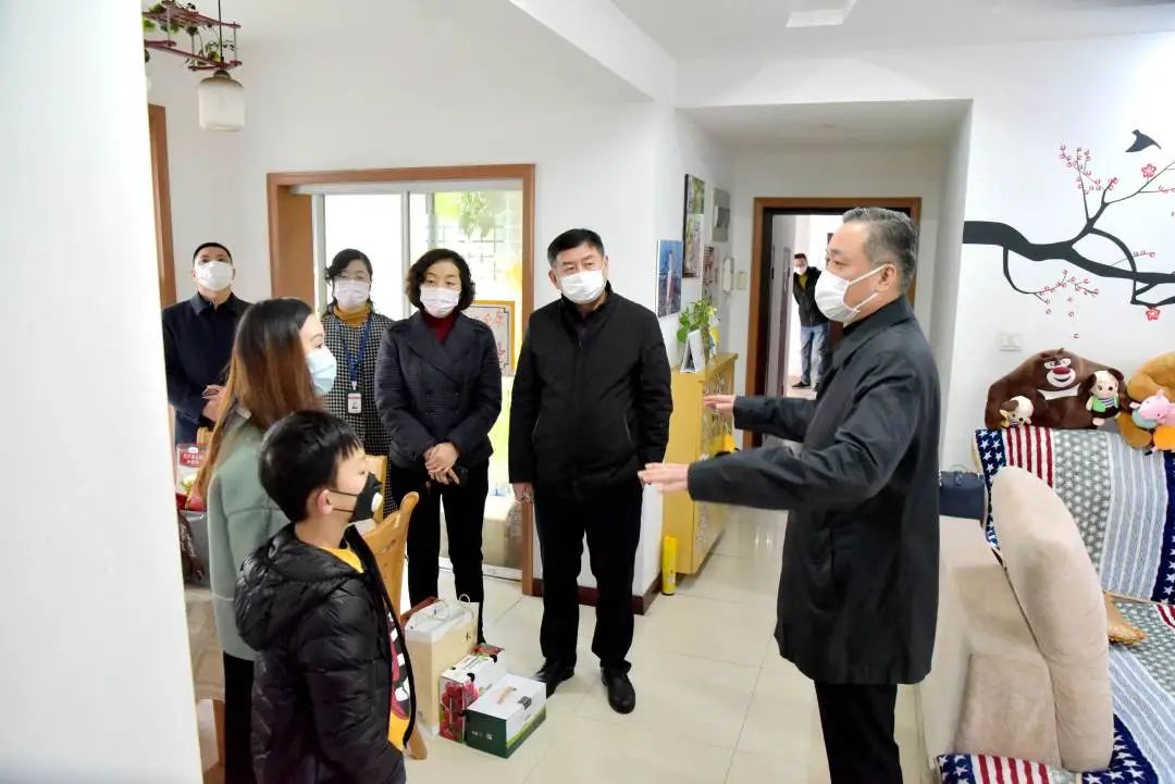 镇党委书记刘叶明一行走访慰问援鄂医护人员家属