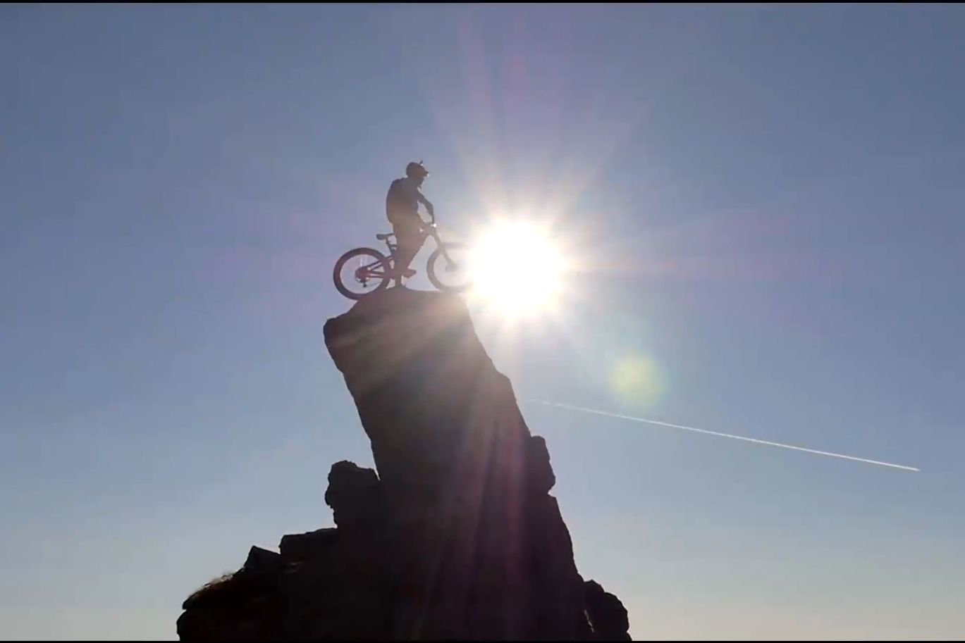 山顶上的自行车之旅旅行者的超级记录片