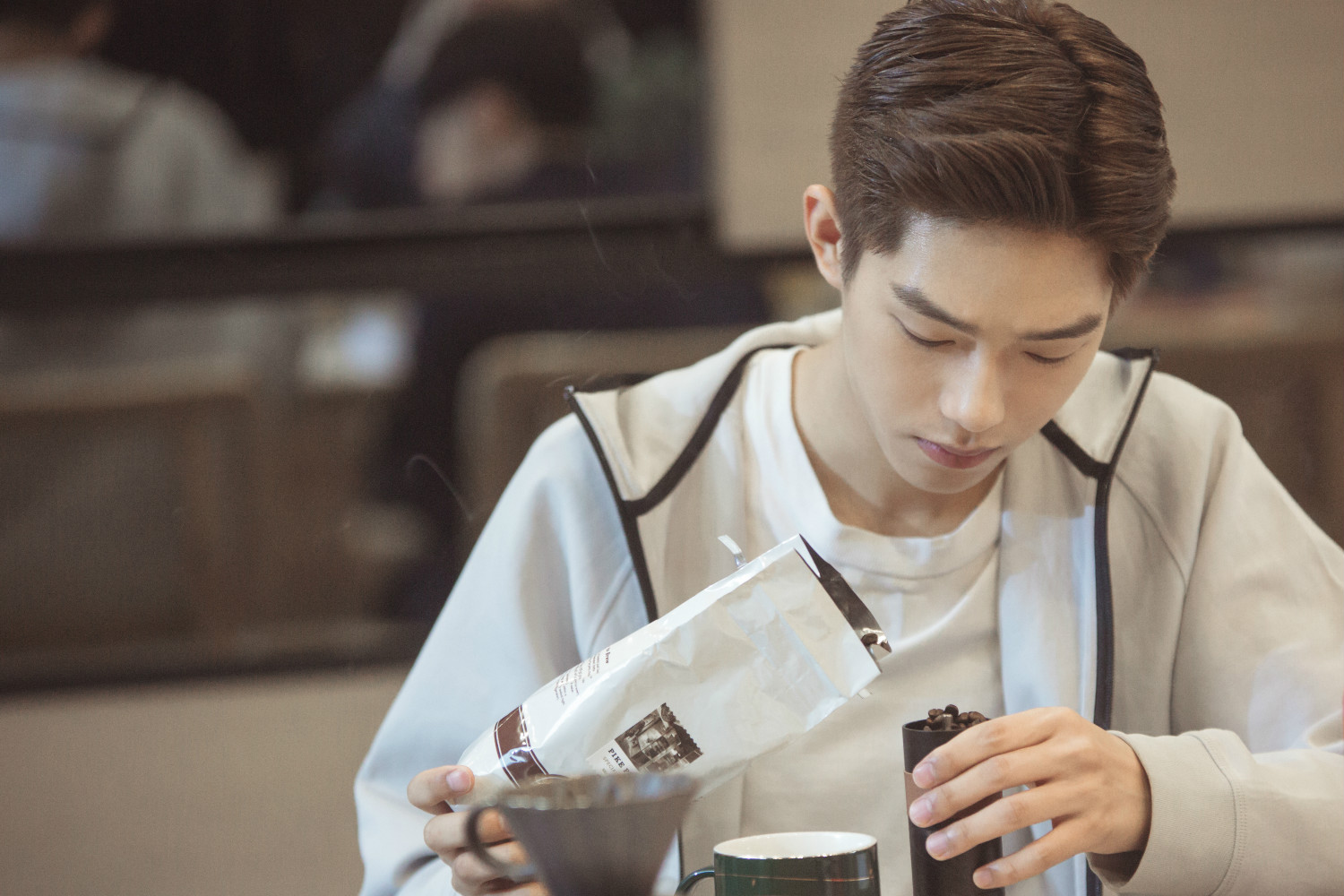 王锵《朋友请听好》一本正经的搞笑 获封综艺黑洞称号