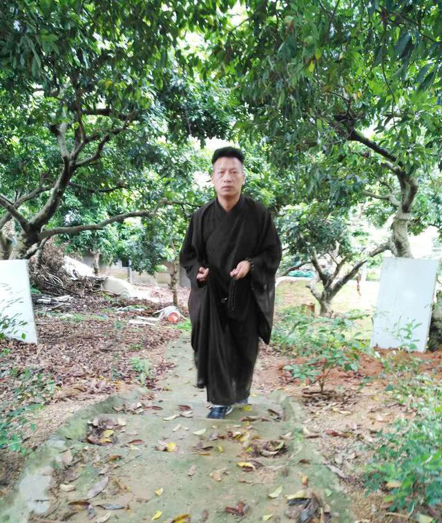 一家子在大山里其乐融融.