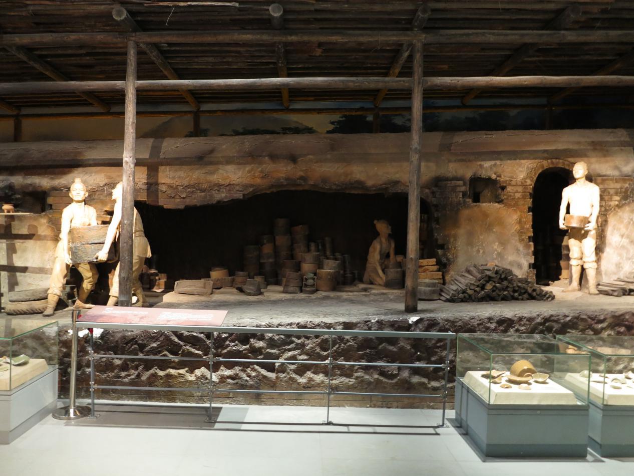 复建的传统瓷窑青瓷手工坊现代瓷器的烧制(液化气)及热转印图案技术